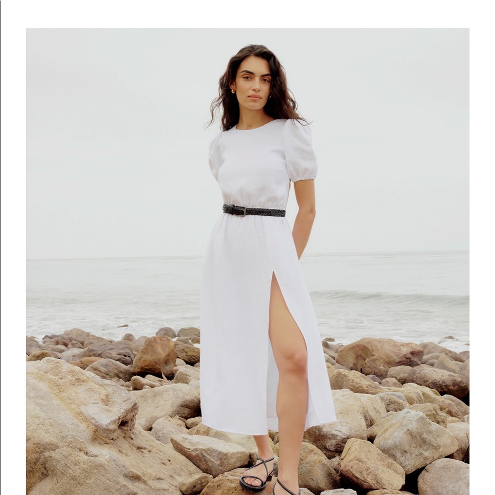 easy fitting, midi dress with a crew neckline and short, puff sleeves.